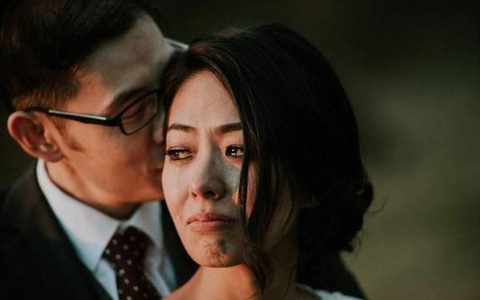 Tưởng lấy được "chồng quốc dân", vợ như sét đánh ngang tai khi nhận được một dòng tin nhắn nhưng cách xử sự của chị mới cao tay