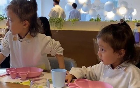 Thấy 2 con gái cứ nhớn nhác nhìn bàn bên cạnh, mẹ tò mò ngó sang thì "câm nín" khi biết nguyên do