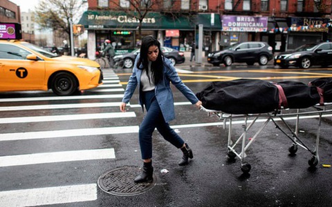 7 ngày qua ảnh: Cô gái kéo xác chết trên đường phố ở New York