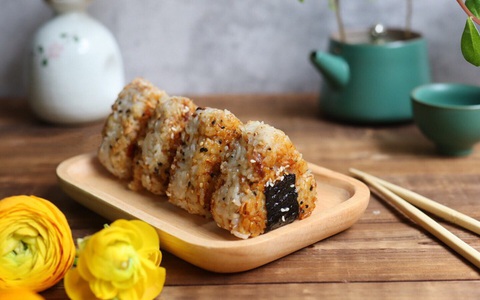 Tôi làm cơm viên chiên mang đi ăn trưa, cả phòng xúm lại ăn vèo hết luôn 
