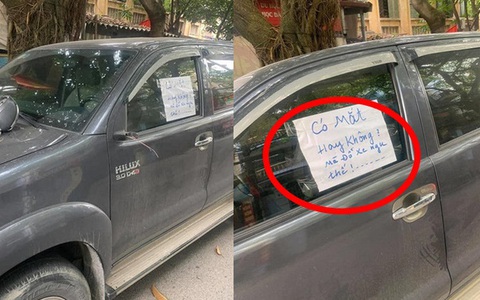 Đỗ xe bên đường, tài xế ô tô bị vặt gương, đọc mẩu giấy ai đó để lại trên cửa kính lại càng thêm sững sờ
