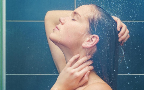 Trời hè nóng bức bối, chị em công sở nên tắm lúc nào để dễ ngủ mà vẫn đảm bảo an toàn sức khoẻ?