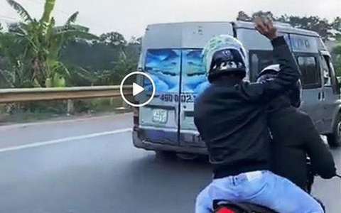 Clip nhóm phượt thủ rượt đuổi, ném đá xối xả vào xe khách trên Quốc lộ 20