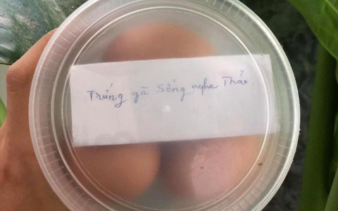 Nữ sinh xa nhà khoe hộp trứng mẹ gửi ở quê lên, tờ giấy nhắn bên trong chỉ có một câu nhưng ai đọc cũng rưng rưng xúc động