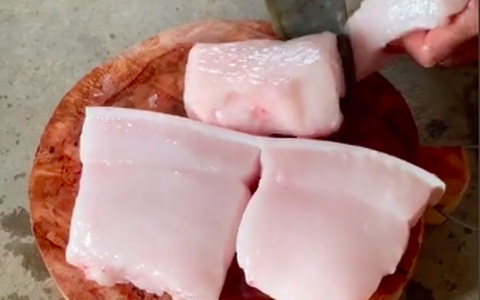 Cô gái háo hức thái miếng thịt heo định quay lên ăn, ai ngờ tảng thịt có lớp mỡ dày cả gang tay khiến ai cũng bất ngờ vì “lần đầu nhìn thấy trong đời”