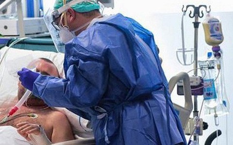 Hội chẩn đánh giá khả năng ghép phổi cho bệnh nhân COVID-19 là phi công người Anh