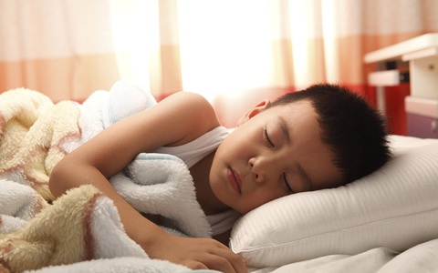 Cách đơn giản giúp con dậy sớm đi học đúng giờ, quay lại nếp sinh hoạt đều đặn như trước khi nghỉ tránh dịch