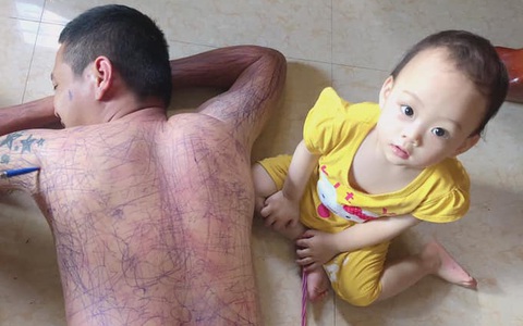 Trót ngủ say khi bọn trẻ trong nhà còn thức, ông bác tỉnh dậy ngớ người thấy mình vừa được "xăm kín lưng" miễn phí