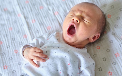 Muốn trẻ không ngủ ngày cày đêm, đây là những việc nên và không nên làm với các giấc ngủ ngày của bé