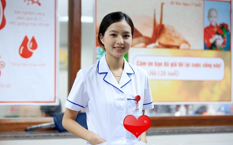 Nhan sắc nữ điều dưỡng xinh đẹp hút hồn đang xôn xao nhiều diễn đàn, biết được danh tính ai nấy đều bất ngờ