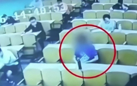 Bị bắt quả tang quay cóp trong giờ thi, nam sinh gửi tin nhắn cho mẹ rồi làm một hành động khiến cả trường sững sờ