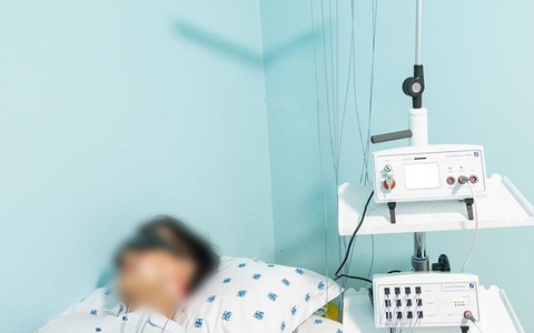 Cứu người phụ nữ bị căn bệnh chạm nhẹ lên mặt là đau, ra ngoài trời nắng cũng đau, kèm theo co giật cơ mặt