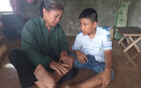 Nghiệt ngã cảnh đời góa phụ mất chồng và 2 con vì tai nạn giao thông, một mình tần tảo nuôi cháu mồ côi, khuyết tật