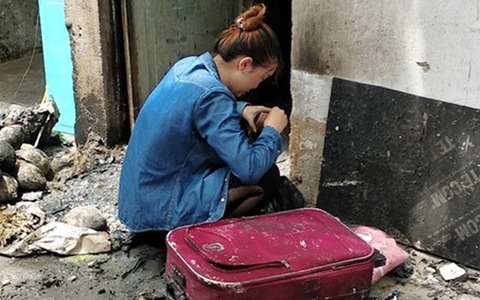 Thoát chết trong vụ cháy, con gái 18 tuổi ngã quỵ trước căn phòng khóc nghẹn gọi mẹ và 2 em vừa tử vong