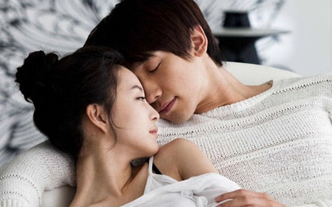 Nếu chồng cùng vợ làm 3 việc này trên giường ngủ ngoài chuyện ân ái, không nghi ngờ gì nữa, bạn là người phụ nữ cực kì may mắn