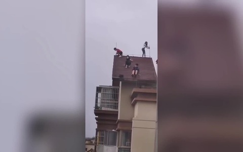 ‘Đau tim’ trước cảnh 4 em nhỏ leo trèo trên mái tòa chung cư 32 tầng