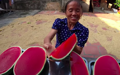 Bà Tân Vlog bị chê để móng tay bẩn làm đồ ăn, nhưng lời giải thích mới thực sự "đi vào lòng người"