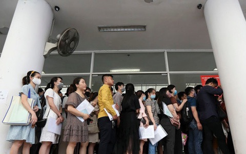 Rồng rắn xếp hàng chờ làm trợ cấp thất nghiệp sau dịch Covid-19
