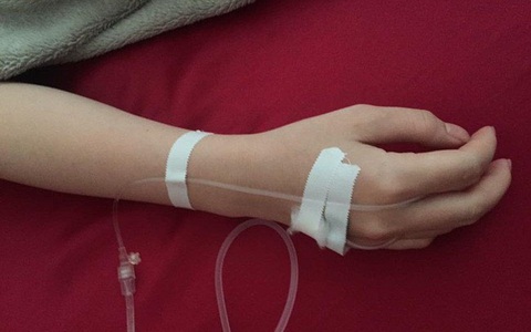 Tự ý truyền dịch tại nhà khi thấy mệt mỏi, 10 phút sau đã phải đi cấp cứu vì rét run, hoa mắt, hoảng loạn, rối loạn ý thức