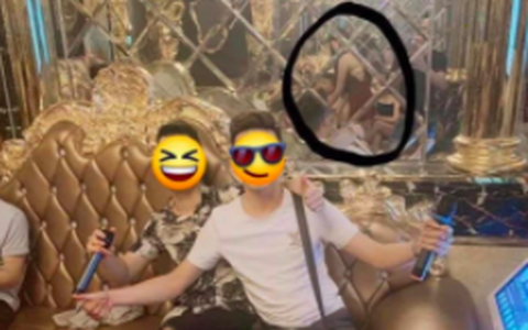 Đi hát karaoke mà nói đi với toàn anh em, anh chồng bị vợ phát hiện có "tay vịn" vì một thứ lấp ló rất rành rành trong bức ảnh gửi về