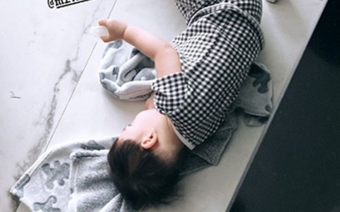 Lấy chồng thiếu gia, cảnh bỉm sữa của Á hậu Tú Anh "vật vã" chẳng kém ai, sáng nào con cũng mang chăn vào nhà vệ sinh nằm chờ mẹ