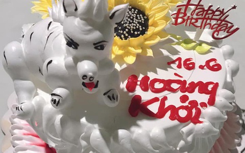 Nhờ chủ tiệm trang trí bánh sinh nhật hình chú ngựa, gia chủ nhận về linh vật không biết là dê hay chó