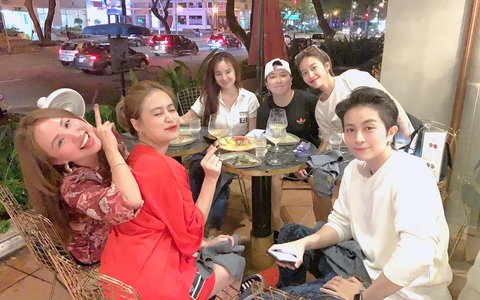 Gil Lê và Hoàng Thùy Linh công khai ngồi cạnh cực tình tứ khi tụ họp cùng hội bạn thân: Tiến độ này thì fan mừng phải biết!