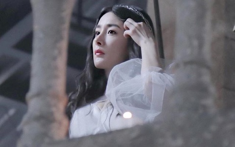 Dương Mịch đẹp như tiên nữ, diện váy trắng đứng trên lầu cao khiến fan gào thét: Lại nhảy Tru Tiên Đài à? 