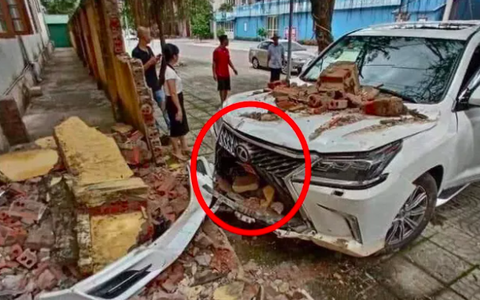 Xe Lexus tiền tỷ đâm sập hàng rào, hư hỏng phần đầu nhưng nguyên nhân vụ việc mới là vấn đề gây đau đầu hơn cả