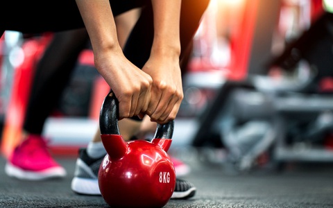 Người phụ nữ mắc phải căn bệnh nguy hiểm vì thói quen tập tạ chuông mỗi ngày