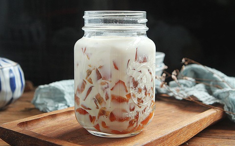 Pha "Sữa tươi thạch trà chanh" ngay thôi, vì sữa tươi trân châu đã "cổ" lại còn cực!