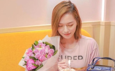 Hoa hậu tai tiếng khoe nhẫn kim cương chuẩn bị làm dâu hào môn, báo giới "bóc" 3 chiêu trò lấy lòng con trai trùm sòng bạc?