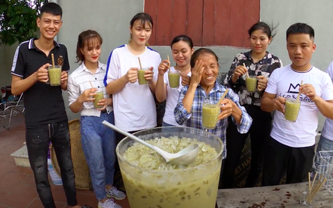 Bà Tân trổ tài làm cốc rau má đậu xanh siêu to khổng lồ, nhưng dân mạng chỉ chăm chăm chú ý tới câu "lỡ lời" của Hưng Vlog