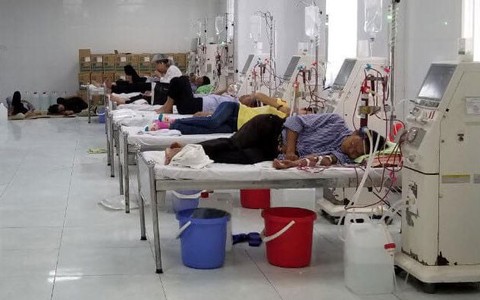 Bệnh nhân hoang mang khi máy chạy thận của bệnh viện liên tục trục trặc