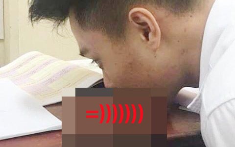 Nam sinh lén lút ngồi ăn vụng trong lớp, nhưng thông minh đến mức giáo viên nếu bắt được cũng phải ngợi khen IQ thượng thừa