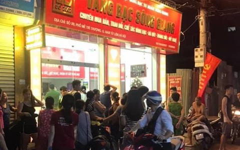Hà Nội: Tên cướp mặc sơ mi trắng cướp tiệm vàng trong đêm rồi tẩu thoát