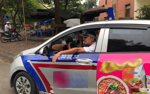 Ăn đường ngủ chợ, "cày" suốt ngày đêm mà nóng cũng không dám bật điều hòa  - Nghề lái taxi có thực sự "ngồi mát ăn bát vàng"?