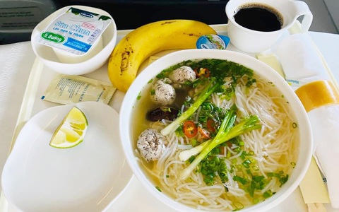Vietnam Airlines vừa mới đưa món bún bình dân này vào bữa ăn trên máy bay, gia vị đi kèm cũng "thân thiện" không kém được Shark Hưng khen không ngớt lời