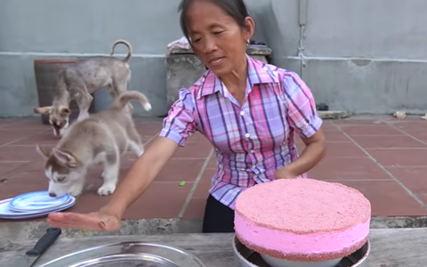 Đứng người với bà Tân Vlog, lúi húi làm bánh bị chó liếm đĩa không biết, vô tư dùng lại chia bánh cho các cháu thưởng thức 