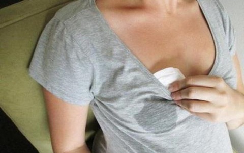 Nữ sinh viên không có thai nhưng ngực tiết sữa, bác sĩ cảnh báo thủ phạm là những món ăn mà nhiều người rất thích