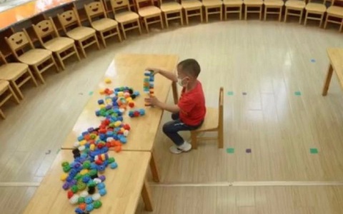 Cậu bé ngơ ngác buổi đầu đi học không hiểu vì sao một mình một lớp, dân mạng thì lăn ra cười nhìn cảnh lúc ngủ trưa