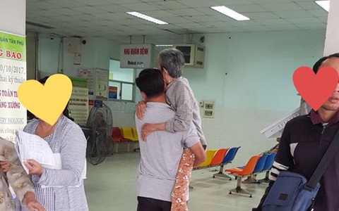 Câu chuyện đằng sau hình ảnh người con trai bế mẹ già như "bế em bé" trong bệnh viện khiến dân mạng xúc động mạnh