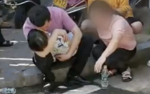 Nhờ hàng xóm thân thiết trông hộ con trai 4 tuổi, cặp vợ chồng đâu ngờ mất con vì sự đãng trí của người này