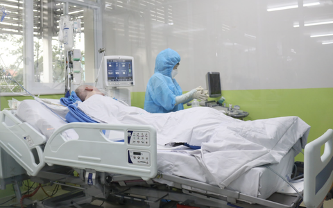 Phi công người Anh tỉnh táo, phản xạ ho mạnh, có khả năng phục hồi khoảng 50% nhưng diễn biến vẫn khó lường