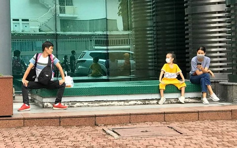Bức ảnh cô bé "cà khịa" với người lạ nhận hơn 40 nghìn like khiến bất cứ ai nhìn vào cũng thấy nhẹ nhõm sau 1 ngày dài mệt mỏi 