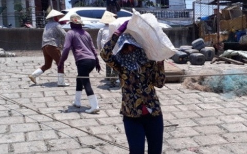 Nữ phu miền biển trần mình dưới nắng gắt mưu sinh