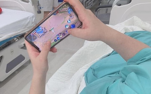 Cười ra nước mắt với tinh thần chơi game của 1 sản phụ: Trót chơi vị trí hỗ trợ nên dù sắp sinh cũng quyết "phá trụ" cùng đồng đội