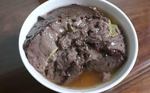 Cô gái định tặng sinh nhật người yêu món flan cacao mềm mịn học trên mạng, ai ngờ ra lò thành quả nhìn chỉ muốn gục ngã
