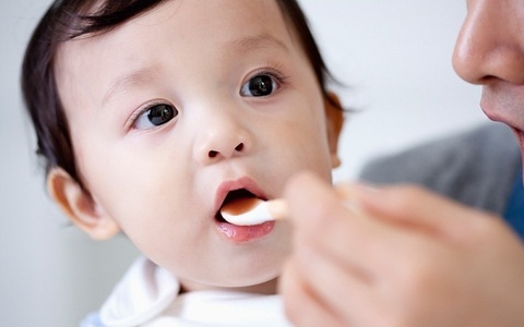Mẹ chăm mua thực phẩm chức năng, nhỏ vitamin D vô tội vạ khiến con lãnh hậu quả