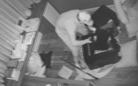 Trích xuất camera phát hiện 2 người leo vào nhà cô gái trộm gần 3 tỷ đồng